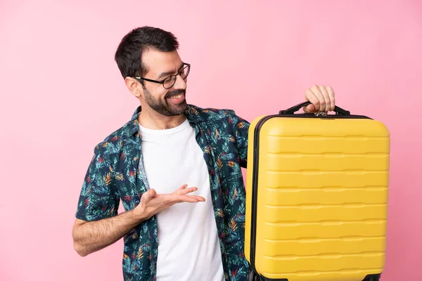 Jovem Caucasiano Sobre Fundo Isolado Férias Com Mala Viagem — Fotografia de Stock