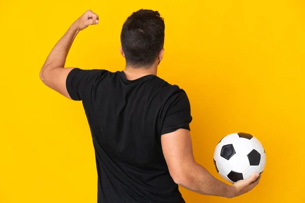 Homem Caucasiano Sobre Fundo Amarelo Isolado Com Bola Futebol — Fotografia de Stock