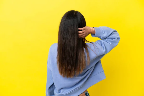 Junge Kaukasische Frau Isoliert Auf Gelbem Hintergrund Rückenlage Und Denken — Stockfoto