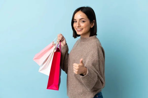 Ung Kaukasisk Kvinna Isolerad Blå Bakgrund Håller Shoppingväskor Och Med — Stockfoto