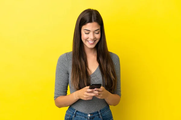 Jeune Brésilienne Isolée Sur Fond Jaune Envoyant Message Avec Mobile — Photo