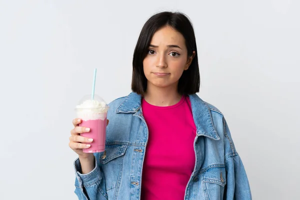 Junge Frau Mit Erdbeer Milchshake Auf Weißem Hintergrund Mit Traurigem — Stockfoto