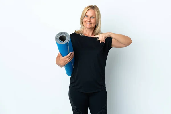 Middle Age Woman Going Yoga Classes While Holding Mat Isolated — Stockfoto