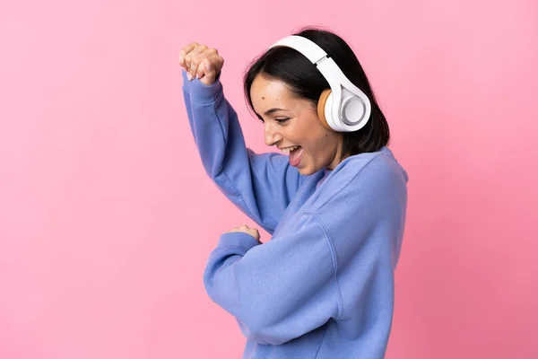 Joven Mujer Caucásica Aislada Sobre Fondo Rosa Escuchando Música Bailando —  Fotos de Stock