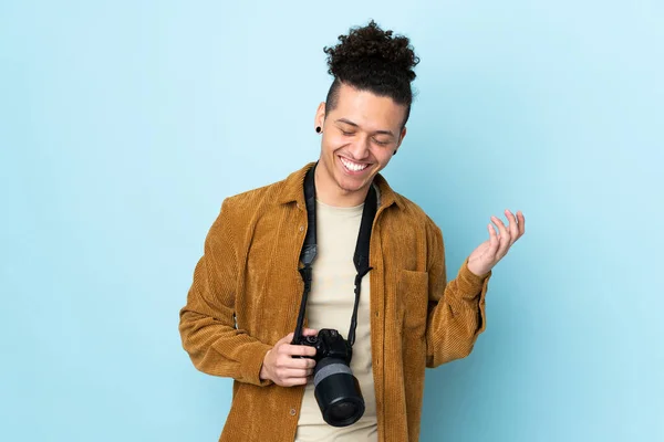 Fotografo Uomo Sfondo Blu Isolato Ridere — Foto Stock