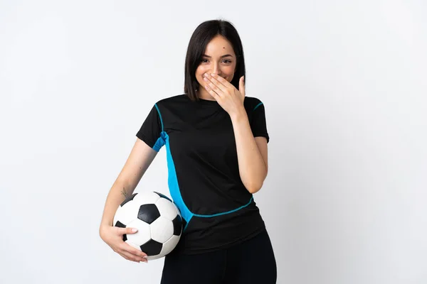 Młody Piłkarz Kobieta Odizolowany Białym Tle Szczęśliwy Uśmiechnięty Pokrycie Usta — Zdjęcie stockowe