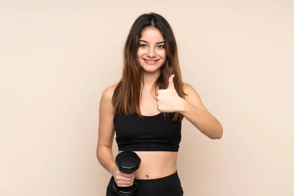 Joven Mujer Deportiva Haciendo Levantamiento Pesas Aislado Sobre Fondo Beige — Foto de Stock