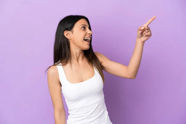 Joven Mujer Caucásica Aislada Sobre Fondo Púrpura Apuntando Lejos — Foto de Stock