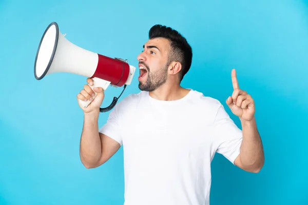 Blanke Man Geïsoleerde Blauwe Achtergrond Schreeuwt Door Een Megafoon Iets — Stockfoto