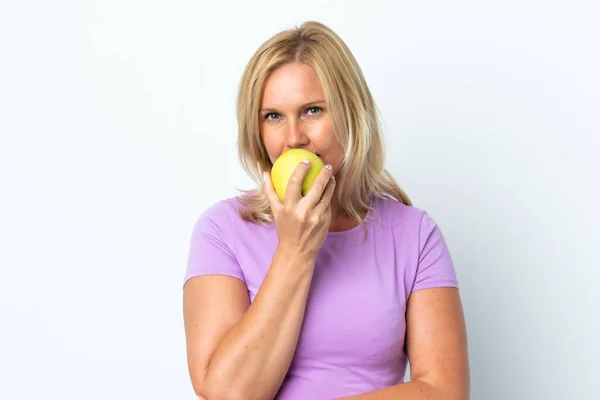Frau Mittleren Alters Isoliert Auf Weißem Hintergrund Isst Einen Apfel — Stockfoto