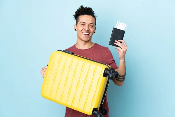 Blanke Man Geïsoleerde Blauwe Achtergrond Vakantie Met Koffer Paspoort — Stockfoto