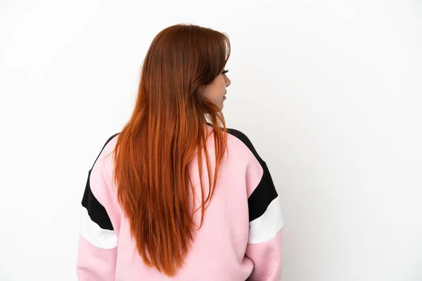 Mulher Ruiva Jovem Isolado Fundo Branco Posição Traseira Olhando Para — Fotografia de Stock