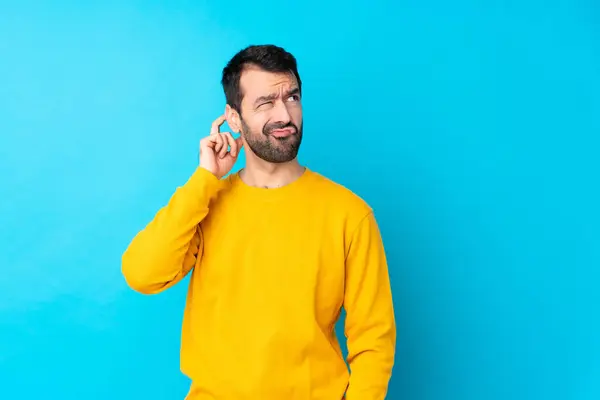 Young Caucasian Man Isolated Blue Background Having Doubts — Stock Photo, Image