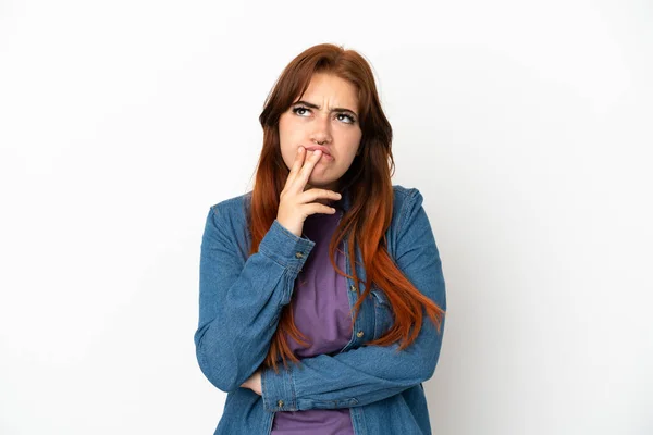 Young Redhead Woman Isolated White Background Having Doubts While Looking — Fotografia de Stock