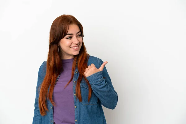 Mulher Ruiva Jovem Isolado Fundo Branco Apontando Para Lado Para — Fotografia de Stock