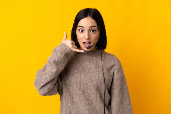 Mulher Jovem Telemarketer Isolado Fundo Amarelo Fazendo Gesto Telefone Chama — Fotografia de Stock