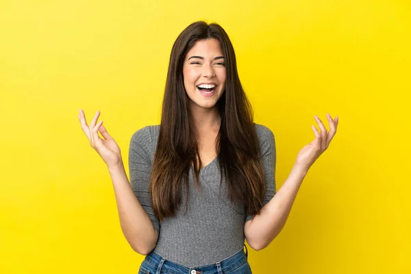 Young Brazilian Woman Isolated Yellow Background Smiling Lot — Fotografia de Stock