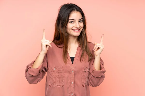 Giovane Donna Caucasica Isolata Sfondo Rosa Che Indica Una Grande — Foto Stock