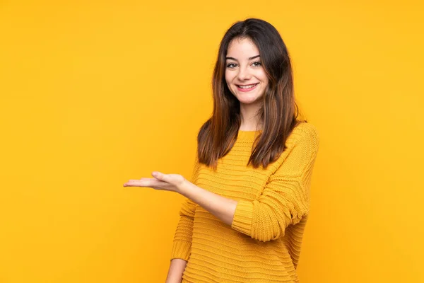 Jonge Blanke Vrouw Geïsoleerd Gele Achtergrond Presenteren Van Een Idee — Stockfoto