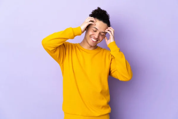 Caucásico Hombre Sobre Aislado Fondo Riendo — Foto de Stock