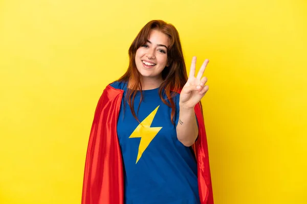 Super Héros Rousse Femme Isolée Sur Fond Jaune Souriant Montrant — Photo