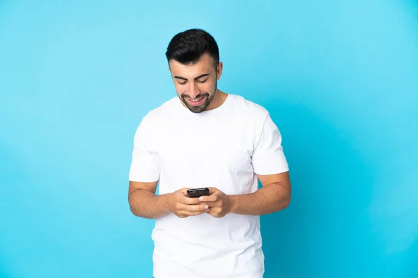 Zole Edilmiş Mavi Arka Planda Beyaz Bir Adam Cep Telefonuyla — Stok fotoğraf