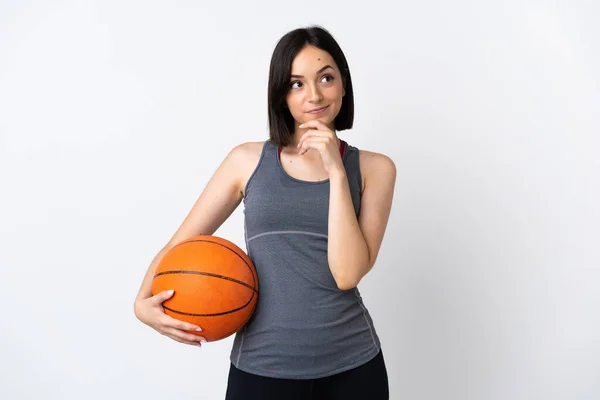 Mujer Joven Jugando Baloncesto Aislado Sobre Fondo Blanco Mirando Hacia Fotos de stock