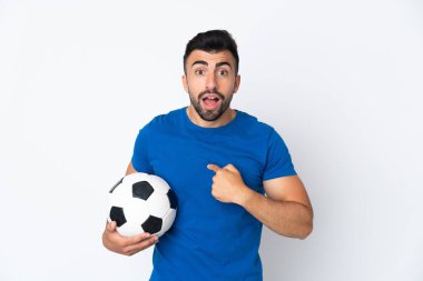 Yüzünde sürpriz ifade olan yakışıklı genç futbolcu.