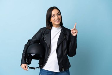 Mavi arka planda motosiklet kaskı tutan kadın harika bir fikre işaret ediyor.