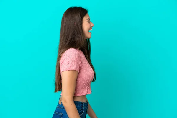 Jonge Braziliaanse Vrouw Geïsoleerd Blauwe Achtergrond Lachen Laterale Positie — Stockfoto