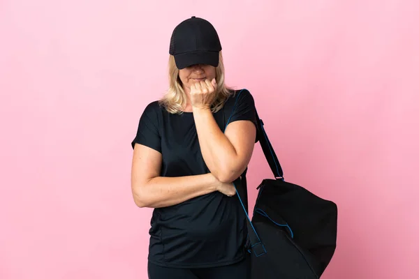 Donna Mezza Età Con Borsa Sportiva Isolata Sfondo Rosa Con — Foto Stock