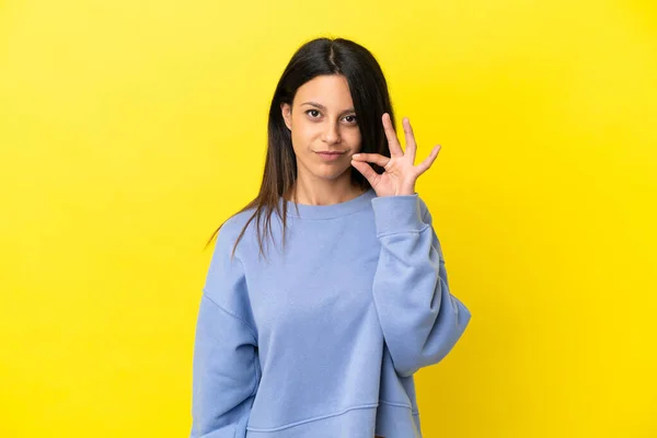 Jonge Blanke Vrouw Geïsoleerd Gele Achtergrond Met Een Teken Van — Stockfoto