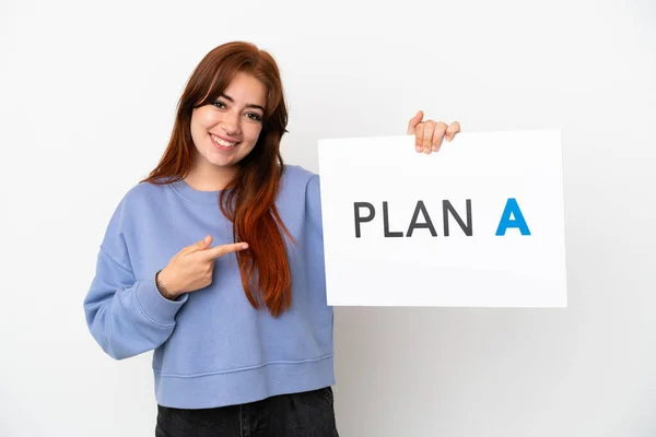 Mulher Ruiva Jovem Isolado Fundo Branco Segurando Cartaz Com Mensagem — Fotografia de Stock