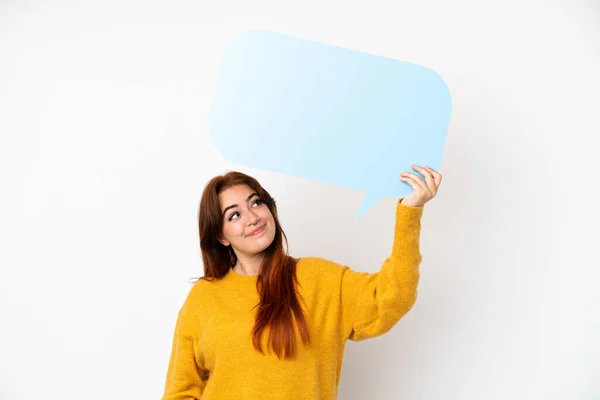 Jonge Roodharige Vrouw Geïsoleerd Witte Achtergrond Met Een Lege Spraak — Stockfoto