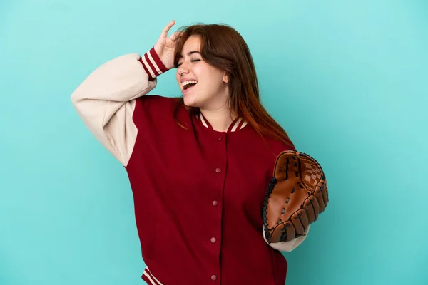Young Redhead Woman Playing Baseball Isolated Blue Background Smiling Lot — ストック写真