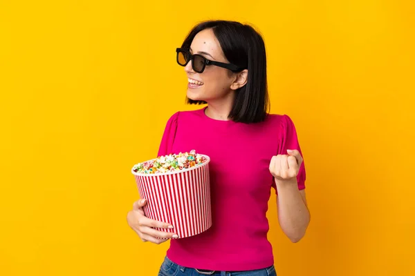 Jeune Femme Caucasienne Isolée Sur Fond Jaune Avec Des Lunettes — Photo