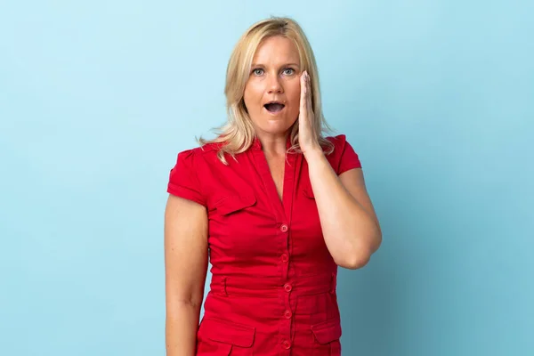 Middle Age Woman Isolated Blue Background Surprise Shocked Facial Expression — Stok fotoğraf