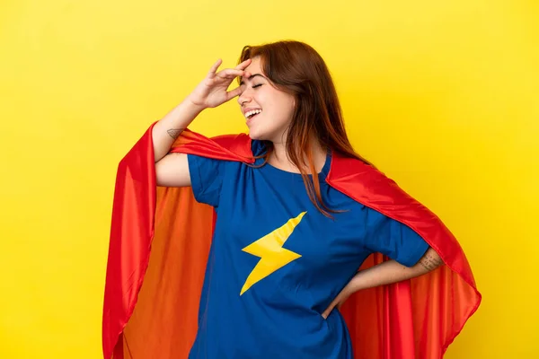 Super Hrdina Zrzka Žena Izolované Žlutém Pozadí Uvědomil Něco Záměrem — Stock fotografie