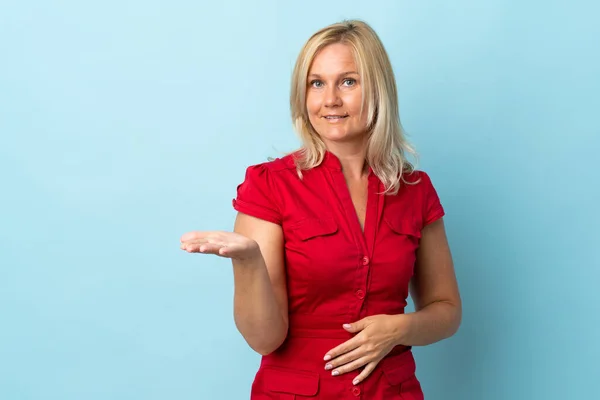 Middle Age Woman Isolated Blue Background Presenting Idea While Looking — Foto Stock