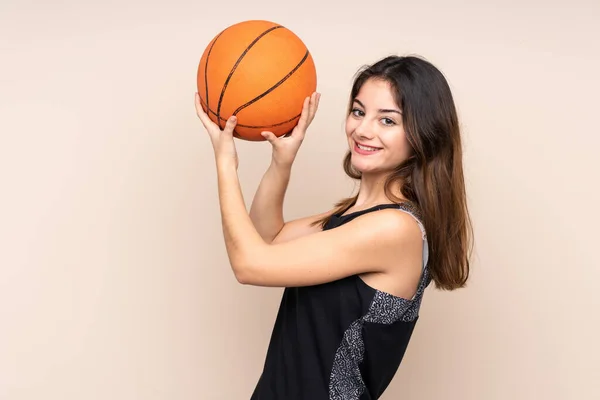Молодая Белая Женщина Изолированная Бежевом Фоне Играет Баскетбол — стоковое фото