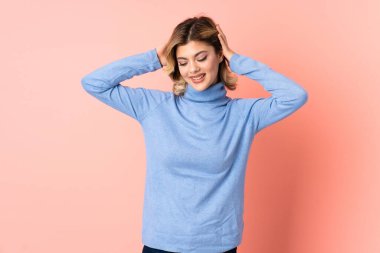 Genç Rus kadın pembe arka planda yalnız gülüyor.