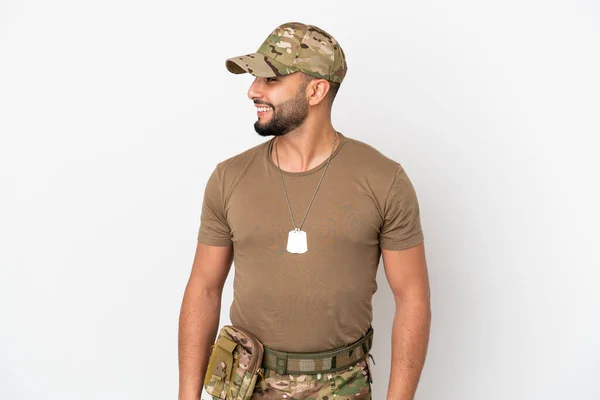 Ung Arabisk Soldat Man Isolerad Vit Bakgrund Ser Sida — Stockfoto