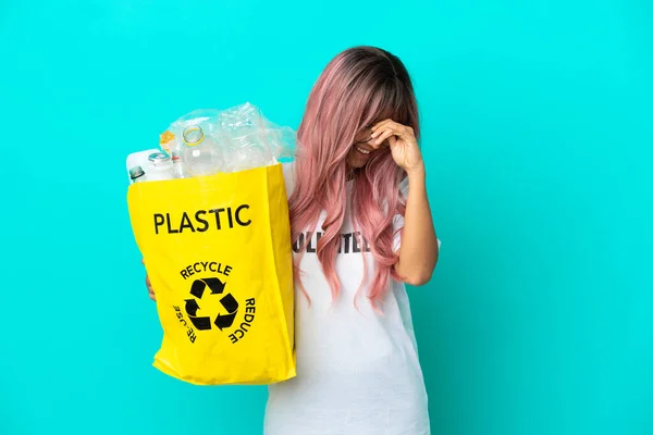 Wanita Muda Dengan Rambut Merah Muda Memegang Tas Penuh Botol — Stok Foto