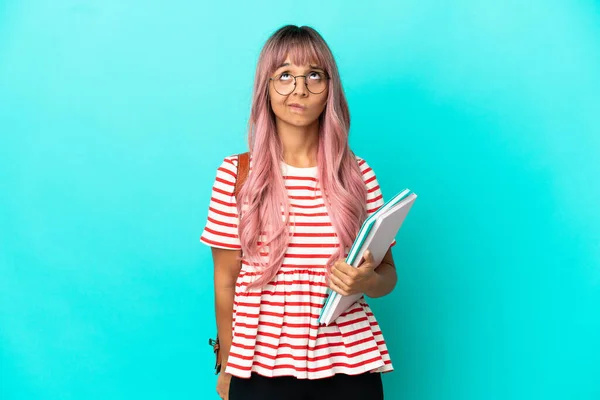 Jovem Estudante Mulher Com Cabelo Rosa Isolado Fundo Azul Olhando — Fotografia de Stock