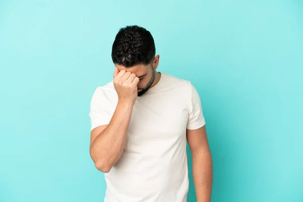Ung Arabisk Man Isolerad Blå Bakgrund Med Huvudvärk — Stockfoto