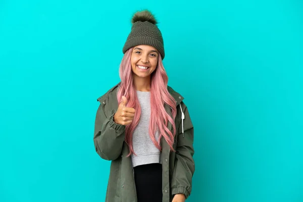 Jovem Com Cabelo Rosa Vestindo Casaco Prova Chuva Isolado Fundo — Fotografia de Stock