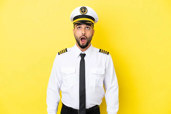 Letoun Arabský Pilot Muž Izolované Žlutém Pozadí Vzhlíží Překvapeným Výrazem — Stock fotografie
