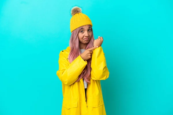 Jovem Com Cabelo Rosa Vestindo Casaco Prova Chuva Isolado Fundo — Fotografia de Stock