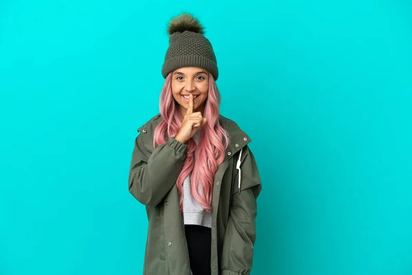 Jovem Com Cabelo Rosa Vestindo Uma Capa Impermeável Isolada Fundo — Fotografia de Stock