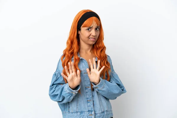 Mladá Žena Oranžovými Vlasy Izolované Bílém Pozadí Nervózní Natahování Rukou — Stock fotografie